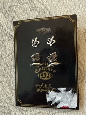 Disney Couture Alice in Wonderland Mad Hatter Hat & Fleur-de-Lis Stud Earrings
